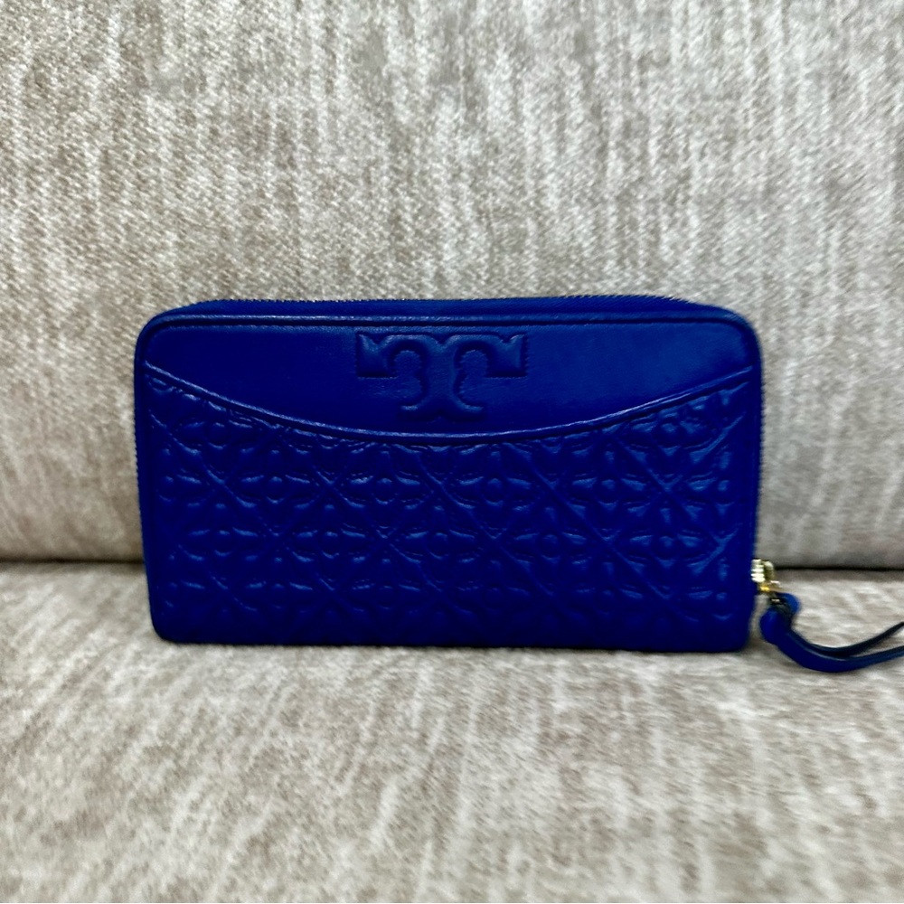 ✨💎Tory Burch💎✨ Fleming Embossed Logo Wristlet Wallet in Cobalt Blue Leather